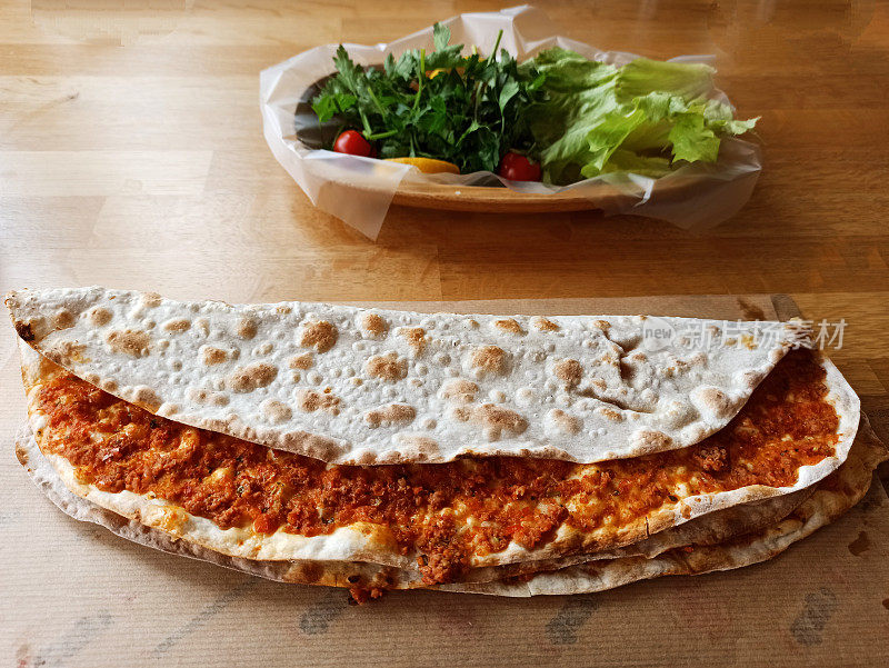 土耳其传统的lahmacun pota面包配碎牛肉在伊斯坦布尔土耳其